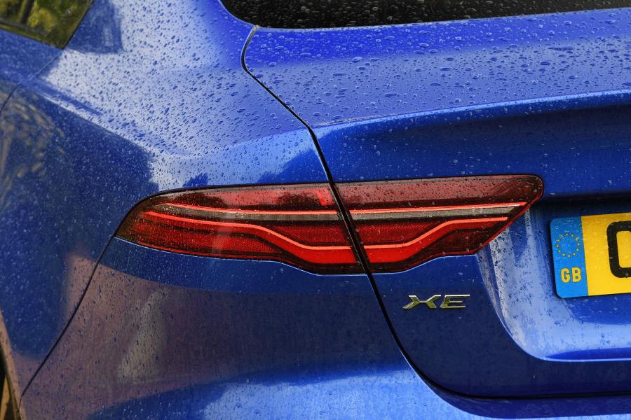 Детали экстерьера Jaguar XE D180 SE R-Dynamic AWD 2019 года  (UK) (фото 15 из 40)